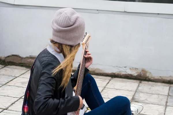 Gitar çalmaya güzellik kız