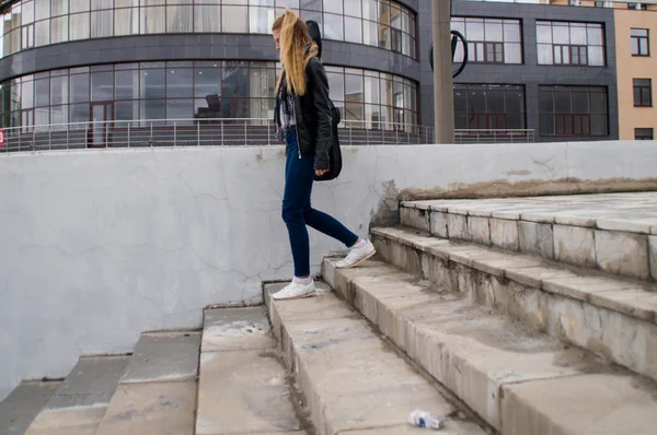 Yong güzel kız kentsel arka plan tek renkli