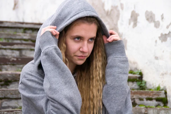 Merdivenlerde oturan üzüntü kız