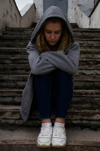 Smutek dziewczyna siedzi na schodach — Zdjęcie stockowe