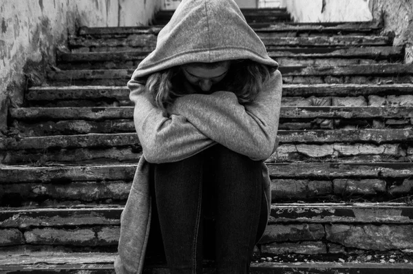 Traurigkeit Mädchen sitzt auf der Treppe — Stockfoto