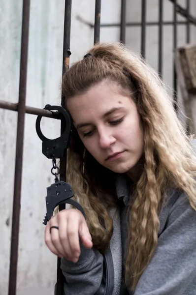 Kelepçenin anahtarını radyatör ile genç kadın kilitli