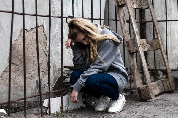 Mujeres jóvenes encerradas con esposas al radiador —  Fotos de Stock