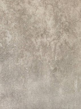 İnce bir sese ve soluk endüstriyel estetiğe sahip yaşlanmış ve yıpranmış beton duvar. Eski gri beton duvar, hasarlı paslı çatlak ve siyah doku tasarımı, klasik boş yüzey tozlu arka plan, sıkıntılı grunge beton.