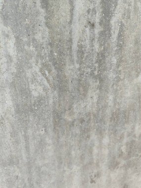 İnce bir sese ve soluk endüstriyel estetiğe sahip yaşlanmış ve yıpranmış beton duvar. Eski gri beton duvar, hasarlı paslı çatlak ve siyah doku tasarımı, klasik boş yüzey tozlu arka plan, sıkıntılı grunge beton.