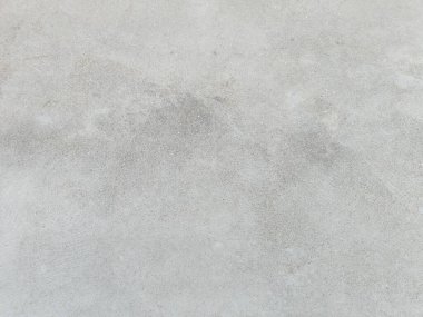 İnce bir sese ve soluk endüstriyel estetiğe sahip yaşlanmış ve yıpranmış beton duvar. Eski gri beton duvar, hasarlı paslı çatlak ve siyah doku tasarımı, klasik boş yüzey tozlu arka plan, sıkıntılı grunge beton.