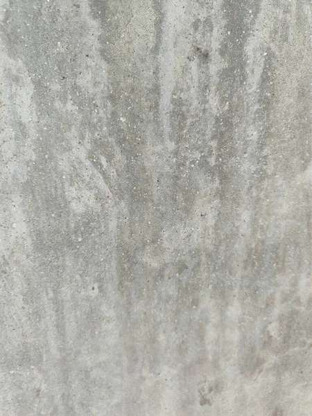 İnce bir sese ve soluk endüstriyel estetiğe sahip yaşlanmış ve yıpranmış beton duvar. Eski gri beton duvar, hasarlı paslı çatlak ve siyah doku tasarımı, klasik boş yüzey tozlu arka plan, sıkıntılı grunge beton.