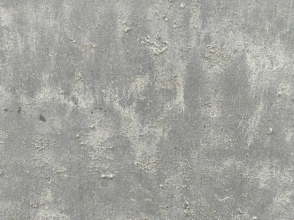 İnce bir sese ve soluk endüstriyel estetiğe sahip yaşlanmış ve yıpranmış beton duvar. Eski gri beton duvar, hasarlı paslı çatlak ve siyah doku tasarımı, klasik boş yüzey tozlu arka plan, sıkıntılı grunge beton.