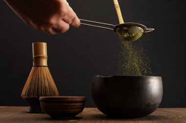 Japon töreni. Yeşil pudra çayı, sağlıklı içecek. Kırsal bir geçmişi var. Renklere egemen.