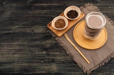 Sağlıklı Japon Hojicha Latte Toasty Roasted Aroma ile ahşap arka planda