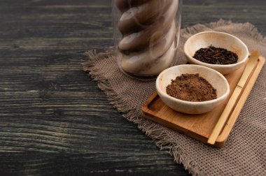 Sağlıklı Japon Hojicha Latte Toasty Roasted Aroma ile ahşap arka planda