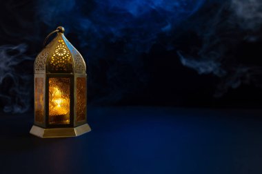 Gece parlayan yanan mumlu süs Arap feneri. Kutlama kartı, Müslüman kutsal ayı için davetiye Ramazan Kareem.