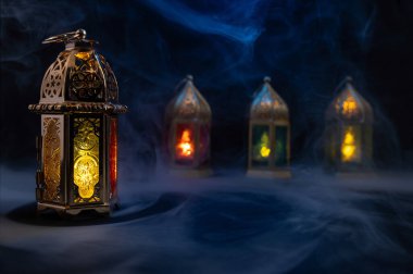 Gece parlayan yanan mumlu süs Arap feneri. Kutlama kartı, Müslüman kutsal ayı için davetiye Ramazan Kareem.
