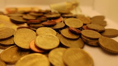 Para ve avro banknotlarının çoğu, para birimi detaylarına odaklı düz bir yüzeye dağılmış durumda.