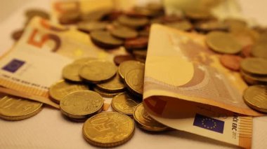 Para ve avro banknotlarının çoğu, para birimi detaylarına odaklı düz bir yüzeye dağılmış durumda.