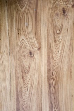 Doğal ahşap yüzeyi, işçiliğin ve organik maddelerin güzelliğini kutlayan karmaşık tahıl ve dokuları ortaya çıkarır. Sanatsal projeler ve iç dekorasyon için ideal arkaplan.