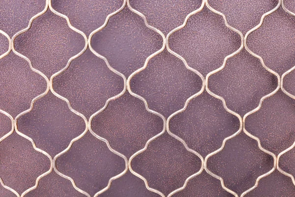 Kavisli metal kalıpları zengin bir arkaplan karşısında çarpıcı geometrik şekiller yaratır. Sıcak renkler, Miruksers sanatının tipik zanaat ve tasarımını ön plana çıkarıyor..