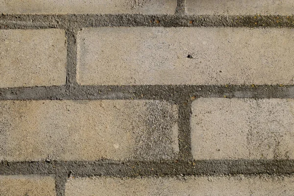 Kalıplaşmış beton bir duvar kentsel çevrenin özünü yakalar. Çatlakların ve yüzeylerin içinde, onlarca yıllık hava durumunu ve tarihi gözler önüne seren gizli hikayeler yatıyor. Her fayans bir hikaye anlatır..