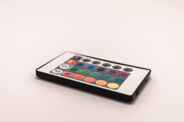 LED ışıklar için çeşitli ışık ayarları için renkli düğmeler dizisi içeren kompakt bir uzaktan kumanda. Akıllı ışıklandırma sistemleri için renk ve mod seçimi üzerinde kolay kontrol sağlar.