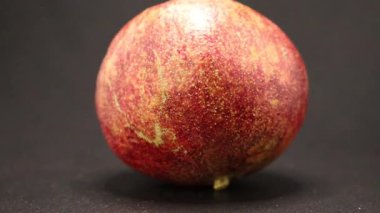 Bu büyüleyici keşif meyveleri sergiliyor, eşsiz renklerini ve dokularını vurguluyor. Bu egzotik meyvenin cazibesini yakından ve kişisel olarak tecrübe edin, doğal sanatın gelişimi gibi..