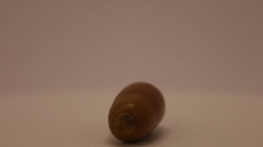 Yetenekli bir birey, ahşap bir kapağı ustalıkla çevirirken olağanüstü yeteneklerini gösterir. Arkaplan yumuşak, sıcak bir iç mekan, davetkar bir atmosfer yaratıyor..