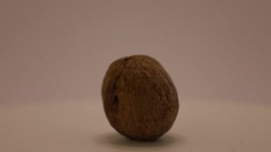 Bir ceviz nazikçe döner, eşsiz dokusunu ve şeklini minimalist bir arkaplana karşı sergiler. Bu rahatlatıcı manzara, izleyicileri doğa tasarımının güzelliğini takdir etmeye davet ediyor..