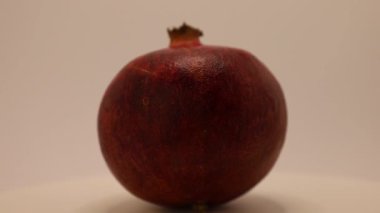 Olgun bir narın canlı renklerine ve eşsiz dokusuna hayranlık duyun. Bu yakın çekim meyvelerin doğal güzelliğini ve çekiciliğini ön plana çıkarıyor, seyircileri bu karmaşıklığın kıymetini bilmeye çağırıyor..