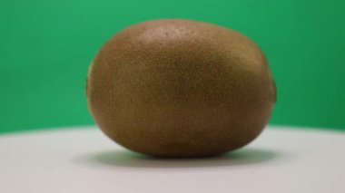 Pürüzsüz yüzeyi ve parlak bir arkaplan karşısında zengin kahverengi tonunu sergiledikçe meyvelerin harikalarını deneyimleyin, benzersiz cazibesini ve potansiyel kullanımlarını vurgulayın..