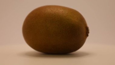 Taze bir kiwimeyveye yakından bakmak tüylü derisini ve canlı iç rengini ortaya çıkarır. Bu büyüleyici an doğal meyvelerin güzelliğini gözler önüne seriyor, aşçılık ilhamı için mükemmel..