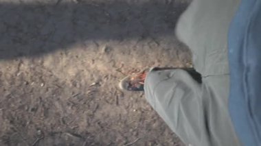 Bir POV açısı, yürüme ritmini ve hareketini vurgulayarak doğal bir yol boyunca sabit adımlar yakalar.