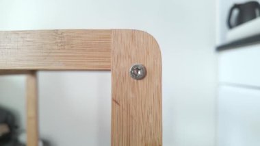 Allen vida kafasının daha önce kablosuz elektrikli matkap sürücüsü tarafından ahşap yapıya doğru sürülen sıcak yakın çekim.