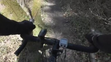 Nehir kenarındaki ağaçlık yolda ilk bisikletli kişi görünür gölgesi ve su hareketiyle...