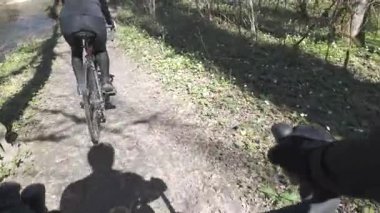 Ormanlık alanda bisiklet takibi ilkbahar koşullarında düşen bir kütük engeli ile son bulan ilk kişi.