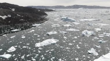 Önümüzde Grönland karasularının kütlesi görünürken buzla dağılmış sakin kutup sularını nazikçe geçerek ilerliyoruz.