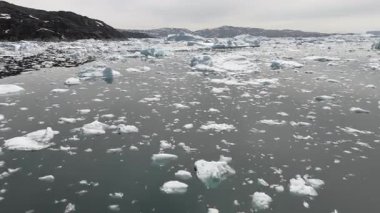 Alçak uçuş kademeli olarak yükselir ve ufukta Grönland kara kütlesiyle birlikte muazzam miktarlarda buz kırıntısı oluşur.