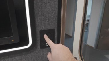 Bir alt düğme hafifçe yanarken, bir elin çapraz üst vuruşu akıllı loş kadranı döndürüyor.