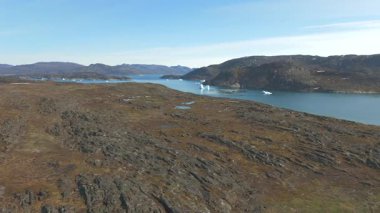 Mevsimlik ışık, kayalık düzlükleri, küçük gölleri, uzak denizi, yüzen buzu ve engin kuzey yabanı ortaya çıkarır..
