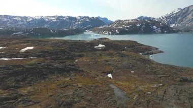 Tundra 'dan geniş deniz manzarasına hızlı hava geçişleri, köyler, buzdağları, dağlar ve katı izolasyon.
