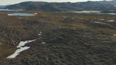 Dairesel hava hareketi kayalık zemin, eriyen kar, lagün, derin mavi deniz, sürüklenen buz ve dingin kutup havası sergiliyor..