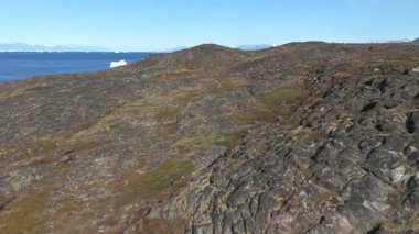 Pürüzsüz hava hareketleri, buzdağlarını, uzak dağları ve huzurlu yaz ışığını ortaya çıkarmak için yükselmeden önce tundra havuzlarını kaynatır..
