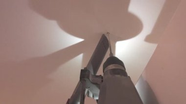 Yenileme sırasında operatör perspektifinden görünen kablosuz elektrik aracı tavana doğru sondaj yaparken