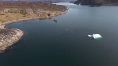 Panoramik hava görüntüleri, buzdağları ve kıyı yerleşimleriyle birlikte Greenland 'de geniş bir fiyort olduğunu gösteriyor.