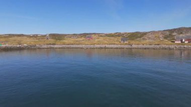 Grönland kıyısındaki ücra bir köyün üzerinde uçan bir hava aracı vuruldu.