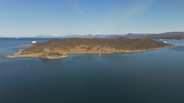Grönland 'da uzak bir adadaki buzdağları olan küçük bir köyün hava görüntüsü.