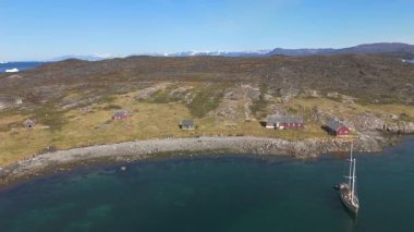 Büyüleyici hava görüntüleri, Grönland 'da geleneksel evleri ve buzdağlarıyla ıssız bir adayı gözler önüne seriyor.