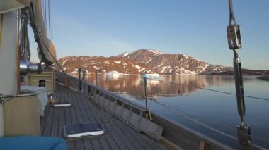 Grönland, Ritenbenk 'e doğru giden yelkenli bir yatın çarpıcı görüntüsü.