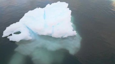Grönland, Saqqaq yakınlarındaki Arktik Denizi 'nin soğuk sularında sürüklenen buzdağı.
