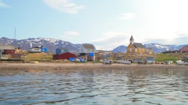 Batı Grönland 'daki ikonik sarı kilisesiyle küçük bir balıkçı köyü olan Saqqaq.