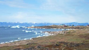 Grönland 'daki Saqqaq yerleşiminin kutup okyanusunda yüzen buzdağlarıyla muhteşem manzarası.