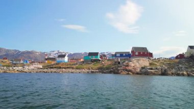 Geleneksel balıkçı köyü Saqqaq 'ın renkli evleri Grönland' daki bir tekneden görüldü.
